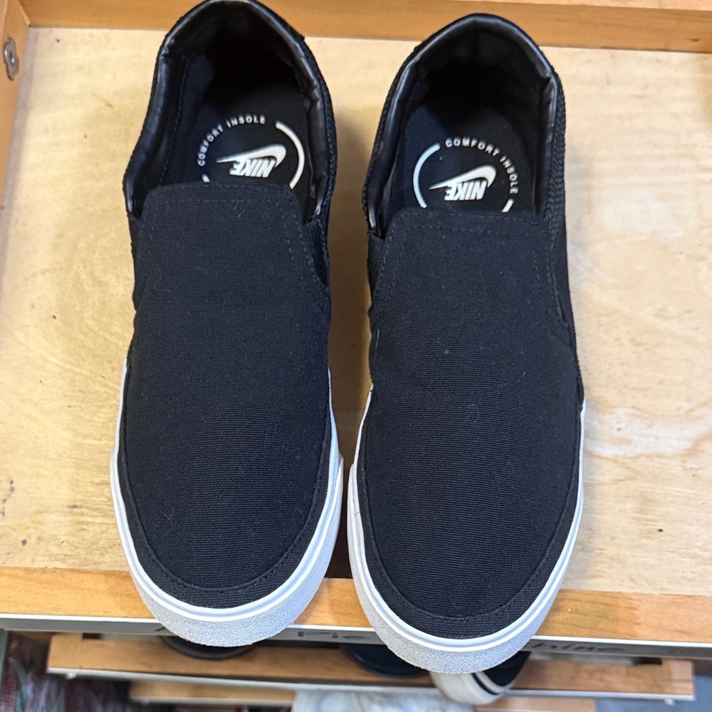 Nike SB Janoski slip on skater shoes size 9 Men’s Black Slip-On Canvas Loafers